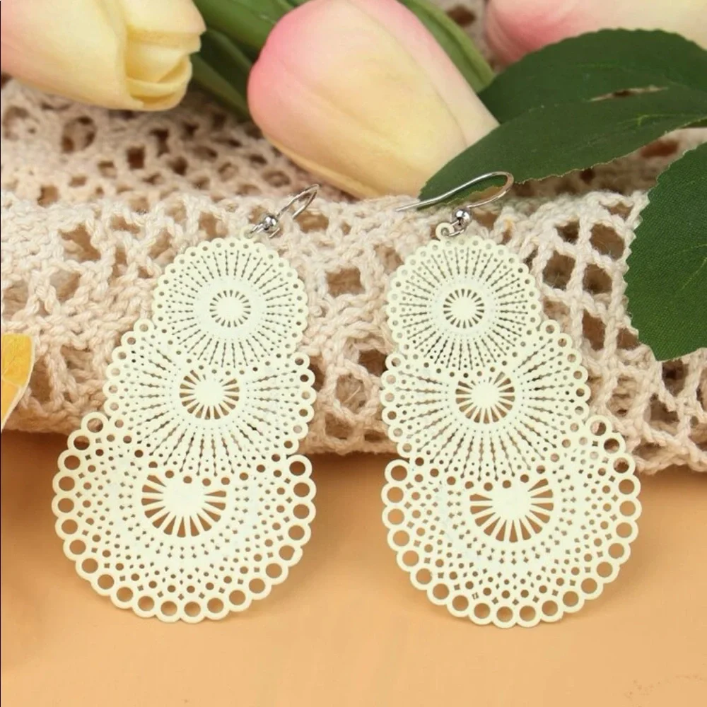 NEW Boho Hollow Out 3-Tier Dangling Earrings (Yellowish White) Fashion Jewelry - Picture 3 of 4